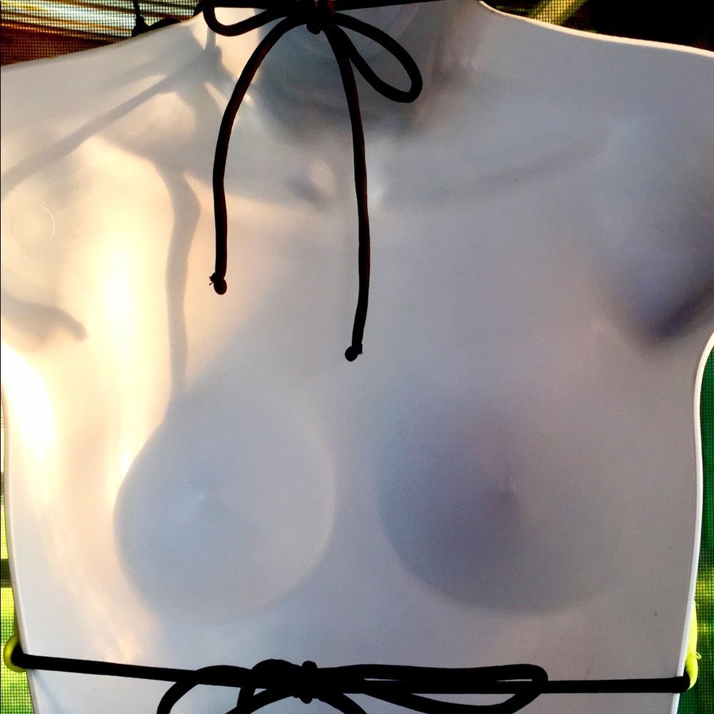 SHOW SOME CLEAVAGE IN OPOSSUM KINGDOM, TEXAS 1995 - Picture 3 of 3